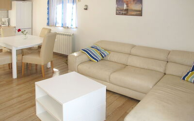 Accommodation:&nbsp;Andriana 610.2