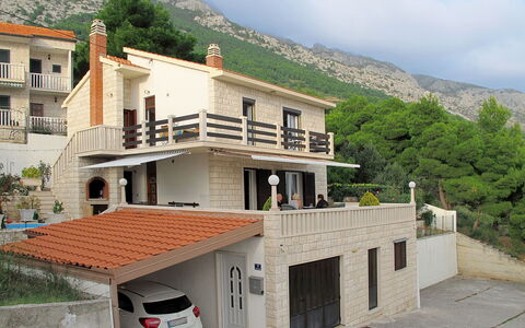 Nina: Property, House, Building, Residential Area, Home, Real Estate, Villa, Roof, Architecture, Apartment