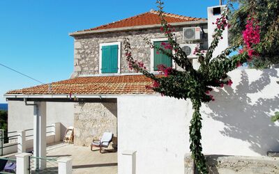 Hvar Kalober 617: House, Property, Building, Wall, Town, Neighbourhood, Architecture, Home, Village, Rural Area