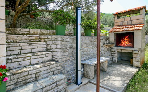 Korčula Korčula 603: Plant, Property, Building, Sky, Brickwork, Brick, Tree, Road Surface, Public Space, Residential Area