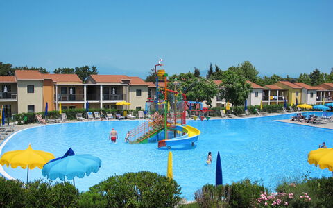 Peschiera del Garda 652: Water, Plant, Sky, Building, Property, Azure, Swimming Pool, Body Of Water, House, Tree