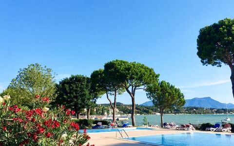 Front Lake Resort le Corti del Lago: Water, Sky, Plant, Flower, Swimming Pool, Tree, Arecales, Coastal And Oceanic Landforms, Natural Landscape, Leisure