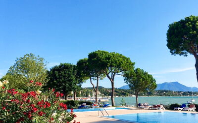 Desenzano 617: Water, Sky, Plant, Flower, Swimming Pool, Tree, Arecales, Coastal And Oceanic Landforms, Natural Landscape, Leisure