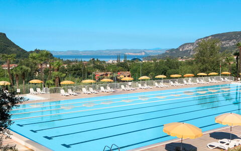 Garda 618: Water, Sky, Plant, Property, Swimming Pool, Building, Nature, Azure, Rectangle, Tree