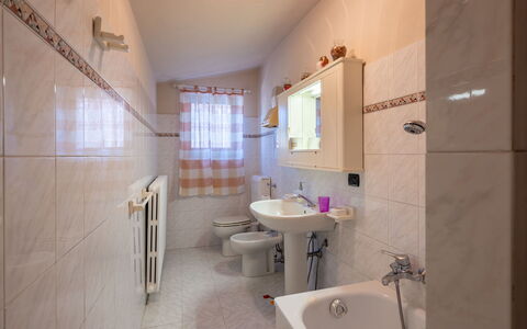 Agriturismo i Tre Tigli: Tap, Sink, Property, Plumbing Fixture, Mirror, Building, Bathroom, Bathroom Sink, Purple, Interior Design