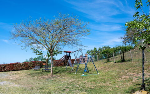 Agriturismo i Tre Tigli: Sky, Plant, Cloud, Plant Community, Natural Landscape, Branch, Wood, Land Lot, Grass, Biome