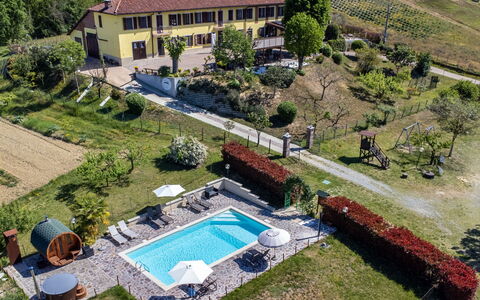 Agriturismo i Tre Tigli: Plant, Property, Building, Tree, Window, Water, Urban Design, Land Lot, Swimming Pool, Grass