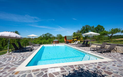 Agriturismo i Tre Tigli: Water, Sky, Plant, Swimming Pool, Azure, Tree, Outdoor Furniture, Shade, Chair, Rectangle