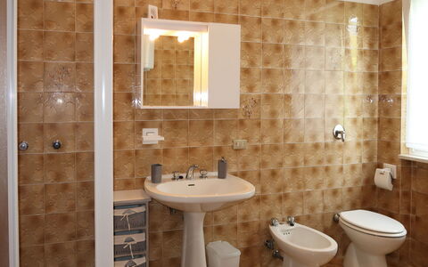 Casa Irene: Brown, Tap, Plumbing Fixture, Sink, Property, Mirror, Bathroom Sink, Wood, Bathroom, Interior Design