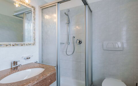 Andriano 602: Mirror, Property, Plumbing Fixture, Sink, Tap, Bathroom, Shower Door, Building, Shower