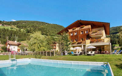 Ultimo Ulten 601: Swimming Pool, Property, House, Building, Real Estate, Estate, Leisure, Resort, Resort Town, Home