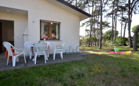 Villaggio le Palme: Plant, Building, Tree, Chair, Sky, Table, Land Lot, House, Grass, Shade