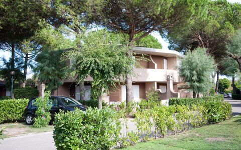 Bibione 635: Property, House, Real Estate, Vegetation, Residential Area, Home, Building, Tree, Neighbourhood, Architecture