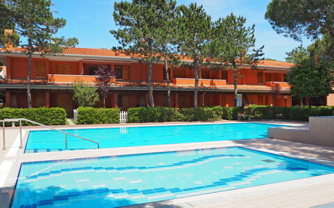 Bibione 657: Water, Plant, Sky, Property, Swimming Pool, Tree, Window, Building, Azure, Shade