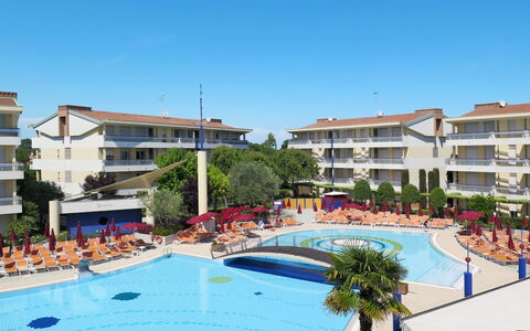 Bibione 661: Swimming Pool, Resort, Property, Building, Town, Real Estate, Residential Area, Hotel, Vacation, Apartment