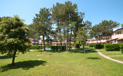 Bibione 677: Plant, Sky, Tree, Shade, Urban Design, Grass, Window, Building, Landscape, Leisure