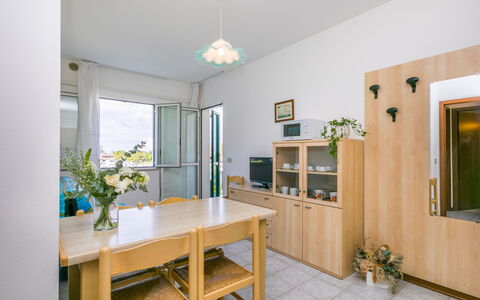 Albatros: Wood, Lighting, Interior Design, Flooring, Floor, Living Room, Real Estate, Hardwood, Table, Beam