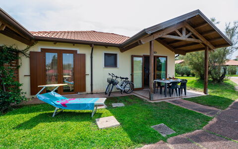 Rosolina Mare 627: Cottage, Lawn, Leisure, Garden, Estate, Yard, Shade, Backyard, Farmhouse, Landscaping