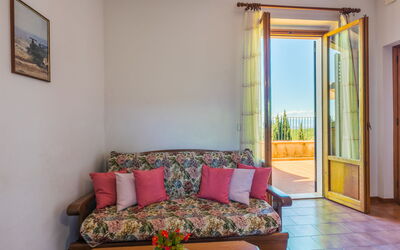 San Vivaldo, Nr. 12 612.5: Building, Furniture, Table, Couch, Wood, Picture Frame, Comfort, Interior Design, Living Room, Flooring