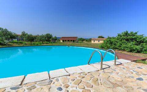 Badesi 622: Water, Sky, Water Resources, Swimming Pool, Azure, Tree, Plant, Natural Landscape, Rectangle, Building