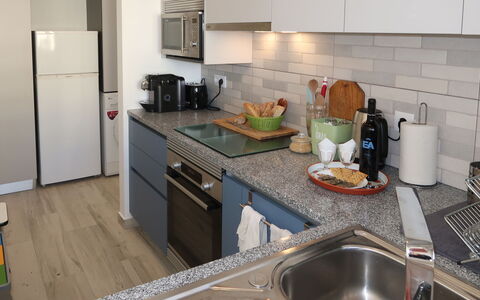 Avó Lucy: Kitchen Sink, Countertop, Sink, Property, Cabinetry, Tap, Kitchen Appliance, Kitchen, Kitchen Stove, Plumbing Fixture