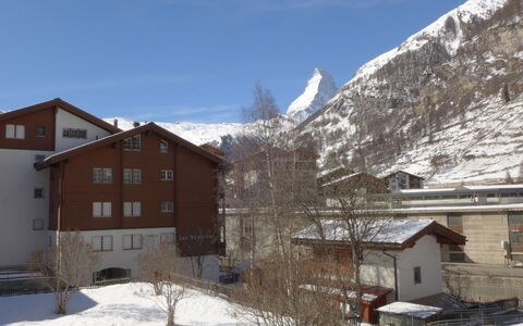 St. Pauli: Cloud, Sky, Building, Snow, Property, Mountain, Window, House, Slope, Freezing
