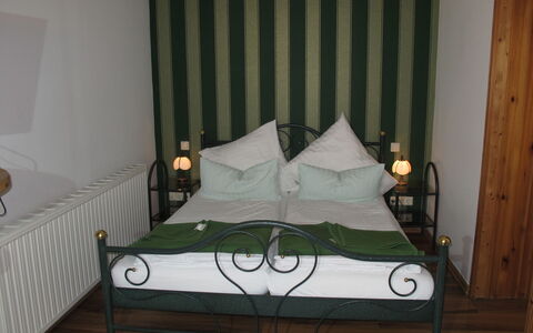 Schwarbe 647: Bed, Furniture, Room, Bed Frame, Bedroom, Property, Mattress, Iron, Interior Design, Architecture