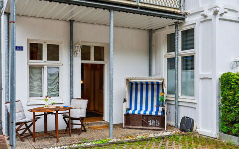 Bergstraße: Door, Flowerpot, Porch, Home Door, Houseplant, Molding, Paint, Design, Balcony, Stairs