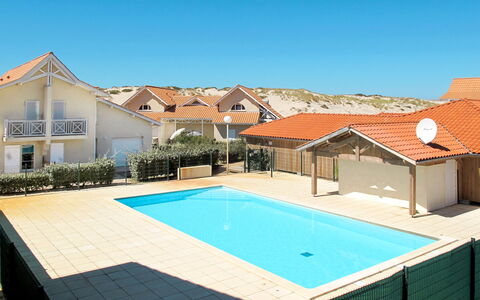 Biscarrosse 605: Property, Swimming Pool, House, Home, Real Estate, Residential Area, Building, Roof, Resort, Vacation