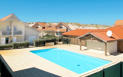 Biscarrosse 605: Property, Swimming Pool, House, Home, Real Estate, Residential Area, Building, Roof, Resort, Vacation