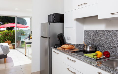 Moriani-Plage 623: Cabinetry, Kitchen Stove, Countertop, Kitchen Appliance, Plant, Kitchen, Gas Stove, Wood, Home Appliance, Flooring