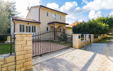 Lara: Property, Real Estate, Home, House, Building, Residential Area, Wall, Iron, Estate, Fence