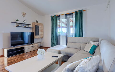 Sandra: Furniture, Interior Design, Flooring, Floor, Living Room, Couch, Room, Home, Lighting, Table