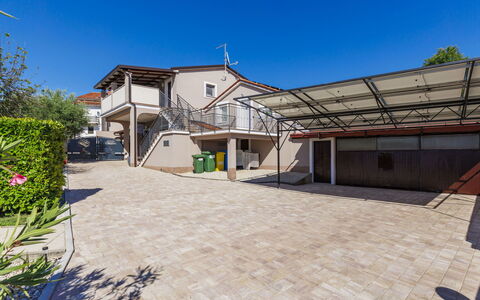Sandra: Residential Area, Home, Shade, Concrete, Driveway, Flagstone, Balcony, Walkway, Courtyard, Outdoor Structure