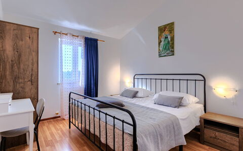 Sandra: Bed, Furniture, Interior Design, Bedroom, Bedding, Bed Sheet, Room, Ceiling, Floor, Wood