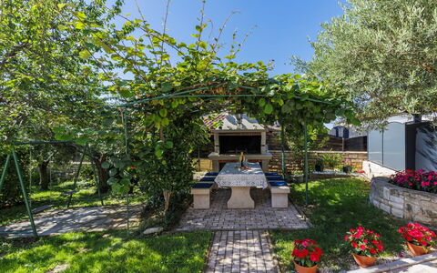 Sandra: Shade, Garden, Landscaping, Flagstone, Yard, Flowerpot, Walkway, Courtyard, Backyard