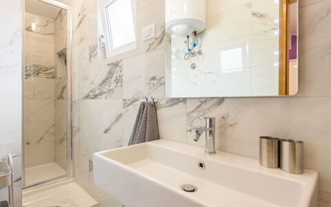 Sandra: Mirror, Tap, Plumbing Fixture, Property, Sink, Bathtub, Bathroom, Bathroom Sink, Interior Design