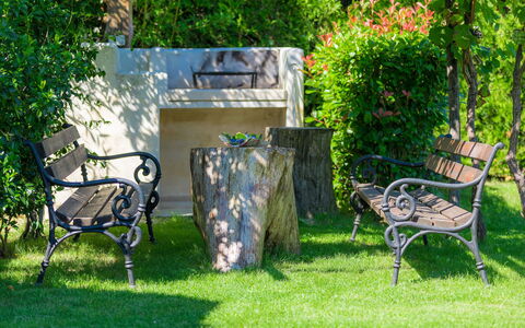 Hrelja: Yard, Green, Lawn, Grass, Garden, Property, Backyard, House, Tree, Furniture