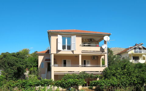 Perisa: Property, House, Home, Building, Real Estate, Residential Area, Architecture, Sky, Land Lot, Tree