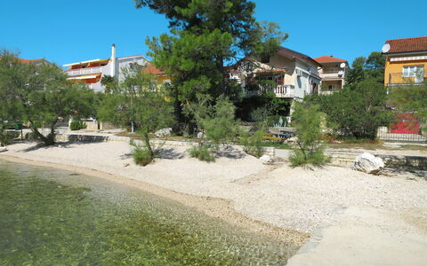 Perisa: Property, Neighbourhood, Residential Area, Tree, Land Lot, Real Estate, House, Town, Grass, Home
