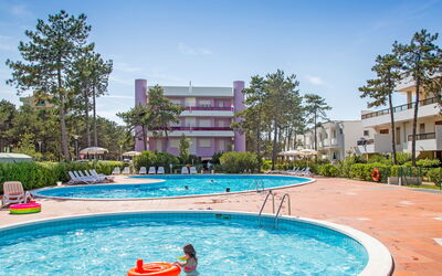 Bibione 708: Swimming Pool, Leisure, Leisure Centre, Property, Resort, Town, Vacation, Resort Town, Water, Real Estate