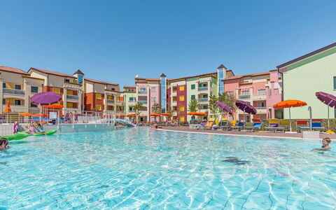 Caorle 647: Water, Sky, Building, Property, Swimming Pool, Azure, House, Window, Leisure, Condominium