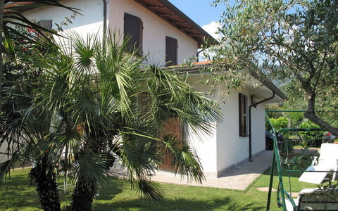 Mia: Property, House, Home, Real Estate, Tree, Building, Cottage, Yard, Facade, Villa