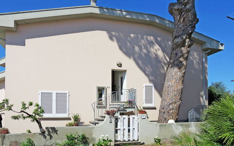 Castiglioncello 641: Plant, Building, Property, Sky, Window, Tree, House, Shade, Wall, Residential Area