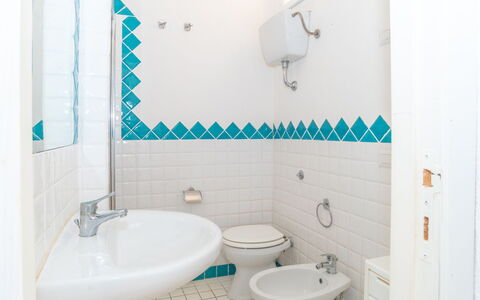Cannigione 614: Mirror, Plumbing Fixture, Sink, Property, Bathroom Sink, Photograph, Tap, White, Bathroom, Purple