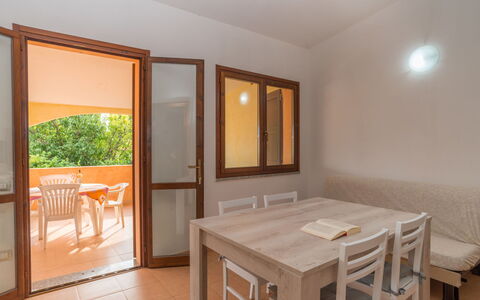 Case Stelle Marine (Rei217): Table, Furniture, Chair, Building, Wood, Plant, Kitchen & Dining Room Table, Interior Design, Wood Stain, Floor