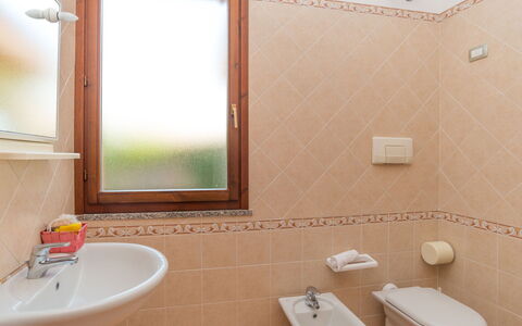 Case Stelle Marine (Rei217): Mirror, Plumbing Fixture, Property, Tap, Photograph, Sink, Bathroom Sink, White, Bathroom, Window