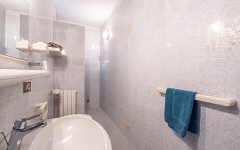Capoliveri 671: Property, Bathtub, Plumbing Fixture, Bathroom, Tap, Interior Design, Mirror, Bathroom Sink, Flooring, Building