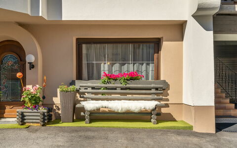 Sölden 667: Flower, Plant, Property, Flowerpot, Building, Houseplant, Couch, Decoration, Living Room, Wood