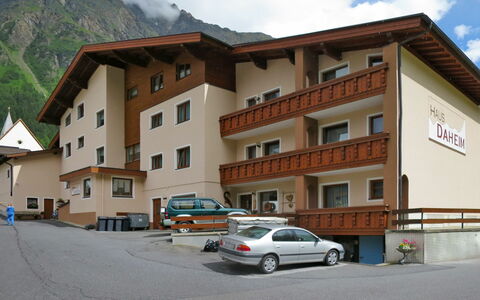 Sankt Leonhard im Pitztal 607: Car, Cloud, Sky, Building, Property, Wheel, Window, Vehicle